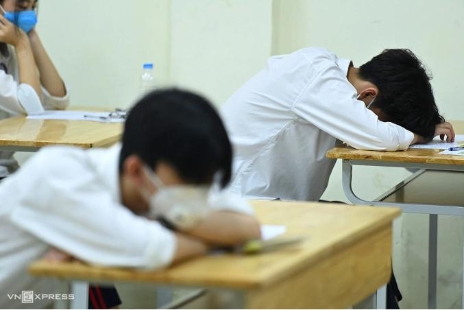 Thí sinh tỏ ra mệt mỏi khi vào phòng thi lớp 10 ở Hà Nội. Ảnh: Giang Huy