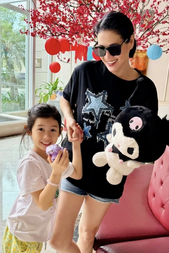 Thân Thúy Hà vui đùa bên con gái. Ảnh: Nhân vật cung cấp