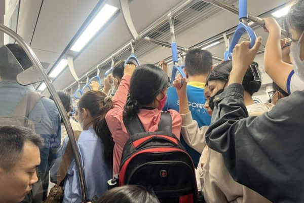 Metro Bến Thành – Suối Tiên quá tải: Người dân quay lại xe máy