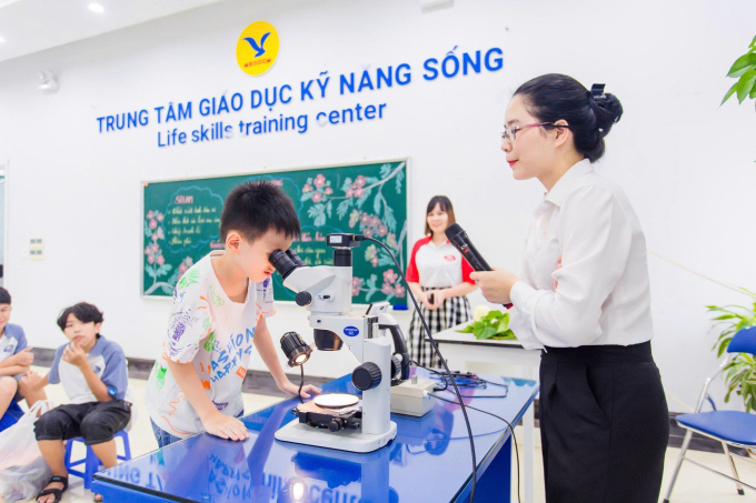Một em nhỏ tham gia chương trình giáo dục về kỹ năng sống tại Công viên Di sản các nhà khoa học Việt Nam. Ảnh: NVCC