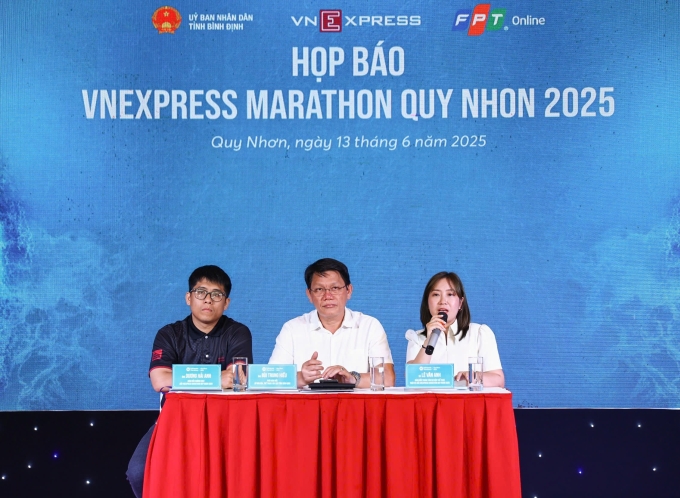 Đại diện Sở Văn hóa Thể thao và Du lịch, ban tổ chức trả lời câu hỏi của runner, nhà báo. Ảnh: Quỳnh Trần