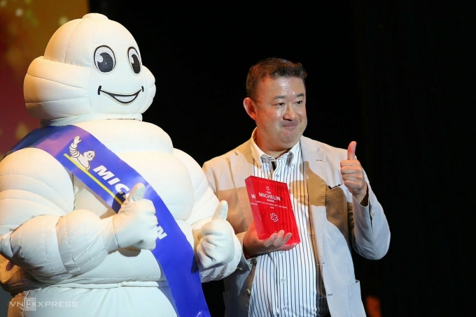 Đầu bếp của nhà hàng Hibana by Koki chụp ảnh lưu niệm khi lên nhận sao Michelin năm nay cho nhà hàng của mình. Ảnh: Nguyễn Đông