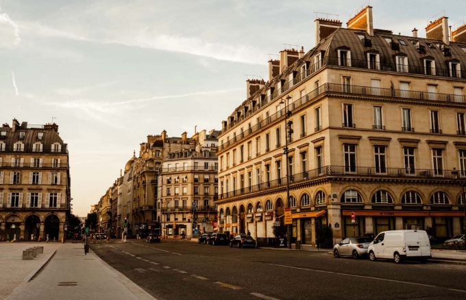 Khung cảnh đường phố Paris sáng trưng như ban ngày vào 21h những tháng hè. Ảnh: Nguyễn Anh Lukas