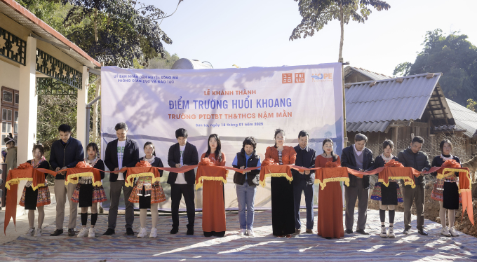Đội ngũ Uniqlo, Quỹ Hy vọng chụp lưu niệm cùng cô trò điểm trường Huổi Khoang, Sông Mã, Sơn La. Ảnh: Uniqlo