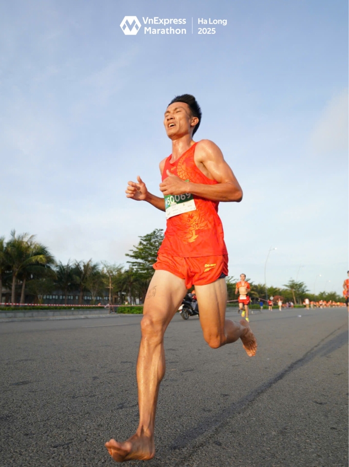 Lê Trọng Phú chinh phục đường chạy Hạ Long với đoi chân trần. Ảnh: VM