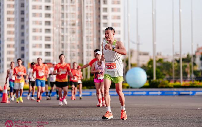 Runner dội nước giải nhiệt tại VM Hạ Long 2025. Ảnh: VM