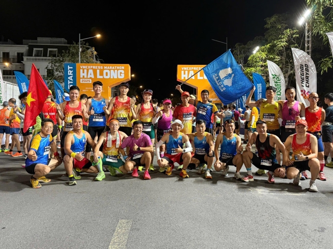 Các thành viên Hạ Long Runners check-in tại giải VnExpress Marathon Hạ Long 2025. Ảnh: CLB cung cấp