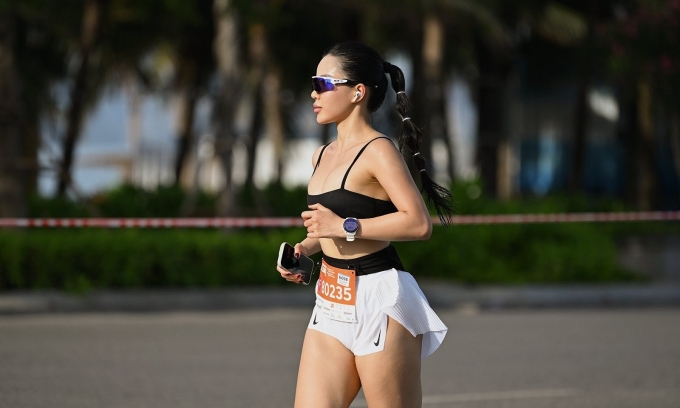 Độc giả Trâm Anh trên đường chạy cự ly 21km VnExpress Marathon Hạ Long 2025 ngày 1/6. Ảnh: VnExpress Marathon