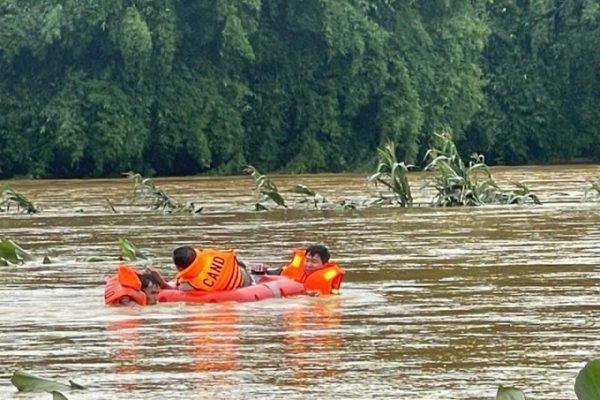 Lai Châu: Giải cứu người dân mắc kẹt lũ lụt