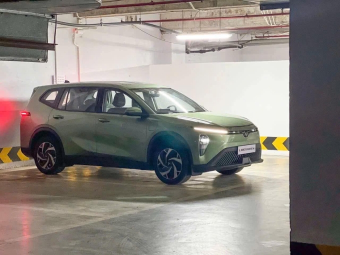 Chiếc VinFast Limo Green tại một hầm trung tâm thương mại ở Hà Nội. Ảnh: T.V