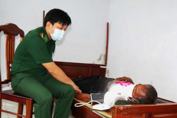 Cứu hộ trên biển: Giải cứu 8 thuyền viên nước ngoài an toàn