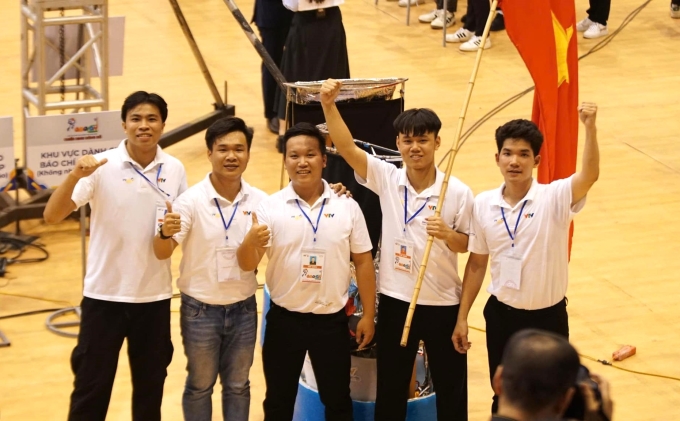 Các thành viên đội LH-UDS tại trận chung kết Robocon, tối 13/6. Ảnh: LHU