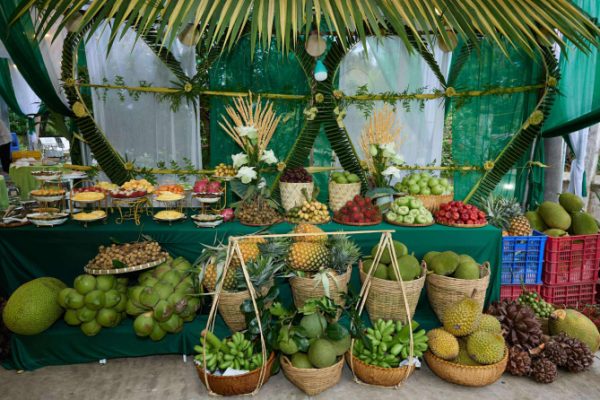 Tiệc cưới trái cây miền Tây độc đáo của cô dâu Việt