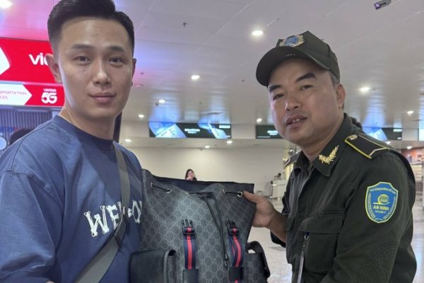 Khách du lịch Trung Quốc nhận lại 365 triệu đồng bỏ quên trên taxi