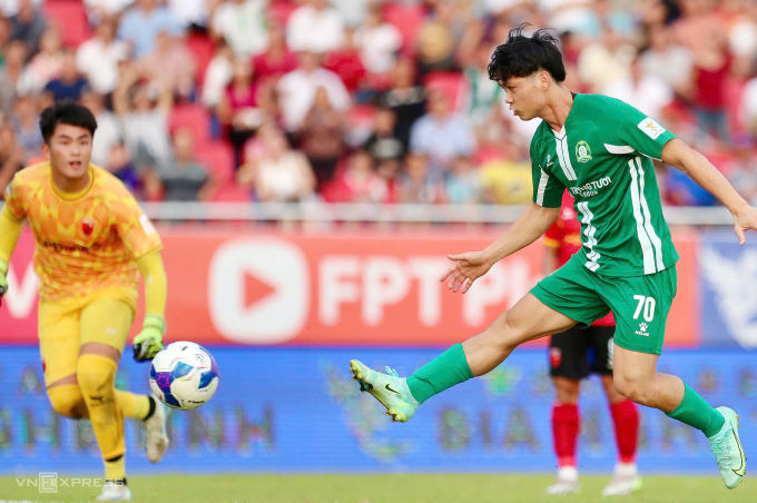 Công Phượng bỏ lỡ cơ hội ghi bàn trước khung thành trống trong trận Bình Phước thắng Long An 3-0 ở vòng cuối giải hạng Nhất 2024-2025, chiều 21/6. Ảnh: Đức Đồng