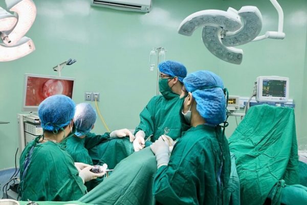 Bé gái dị tật: Hai tử cung và một thận