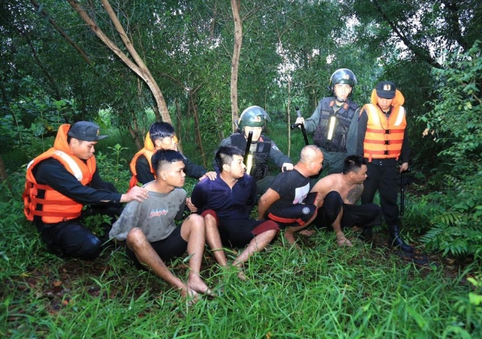 Các nghi can bị bắt. Ảnh: Thái Hà