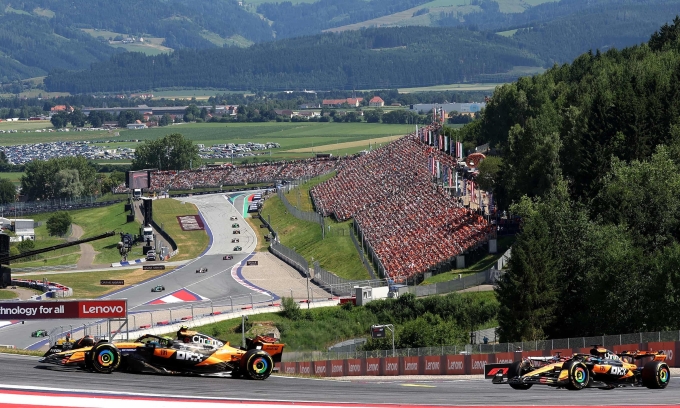 Hai chiếc McLaren dẫn đầu trên đường đua Red Bull Ring trong cuộc đua chính Grand Prix Áo ngày 29/6. Ảnh: Reuters