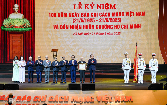 Tổng Bí thư Tô Lâm trao Huân chương Hồ Chí Minh cho Báo chí cách mạng Việt Nam. Ảnh: Giang Huy