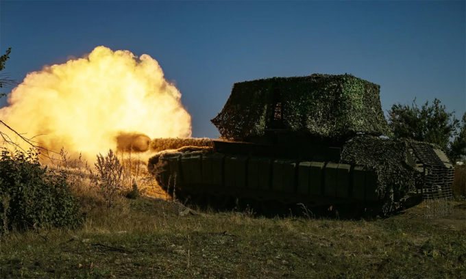 Xe tăng T-80BVM Nga nã pháo vào vị trí Ukraine tại tỉnh Donetsk tháng 10/2024. Ảnh: BQP Nga