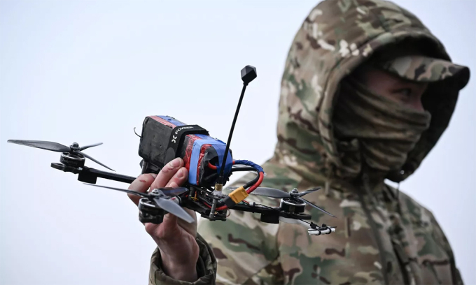 Quân nhân Nga cầm drone tại khu vực gần tiền tuyến ngày 2/3. Ảnh: BQP Nga