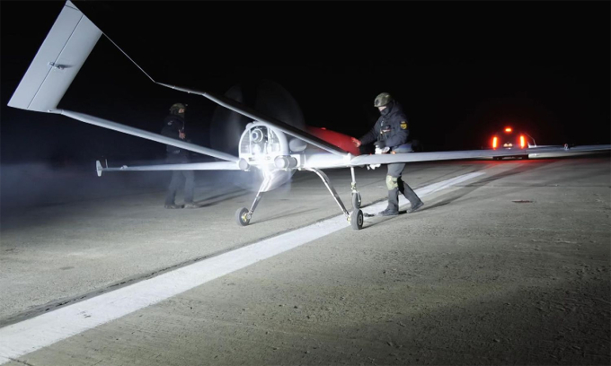 Binh sĩ Ukraine chuẩn bị cho UAV tự sát tầm xa cất cánh để tập kích Nga trong ảnh công bố ngày 4/3. Ảnh: Sky News