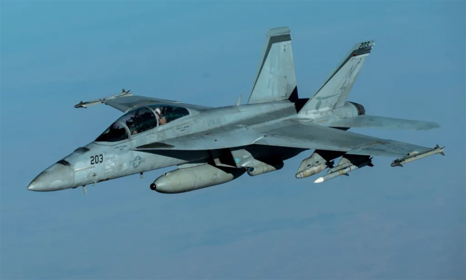 Tiêm kích F/A-18 của Mỹ lắp cảm biến ASG-34A(V)1/IRST21 bay tại Trung Đông. Ảnh: US Navy