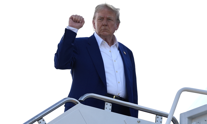 Tổng thống Mỹ Donald Trump trước khi lên chuyên cơ Không lực Một tại căn cứ liên hợp Andrews, bang Maryland ngày 24/6. Ảnh: AP