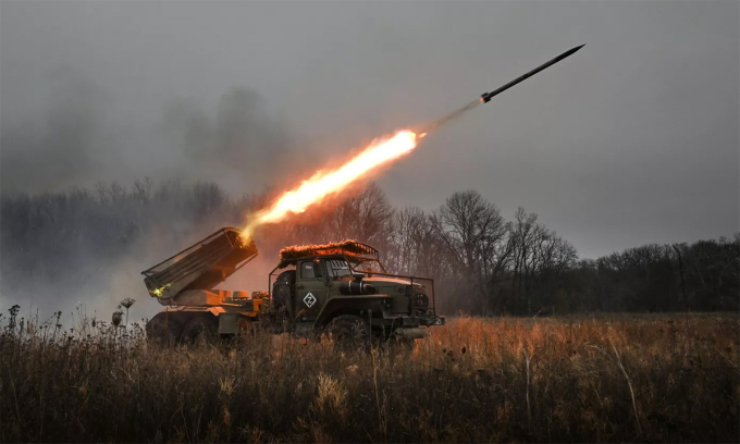 Pháo phản lực BM-21 Grad Nga phóng rocket vào vị trí Ukraine tháng 12/2024. Ảnh: BQP Nga