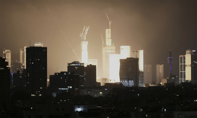 Vụ nổ sau khi một quả đạn của Iran lao xuống Tel Aviv, Israel ngày 13/6. Ảnh: AP