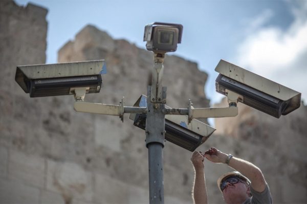 Israel tố Iran hack camera, thu thập tình báo