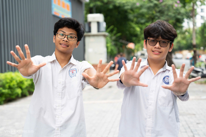 Học sinh sau khi hoàn thành kỳ thi vào lớp 10 công lập ở Hà Nội, ngày 9/6. Ảnh: Tùng Đinh