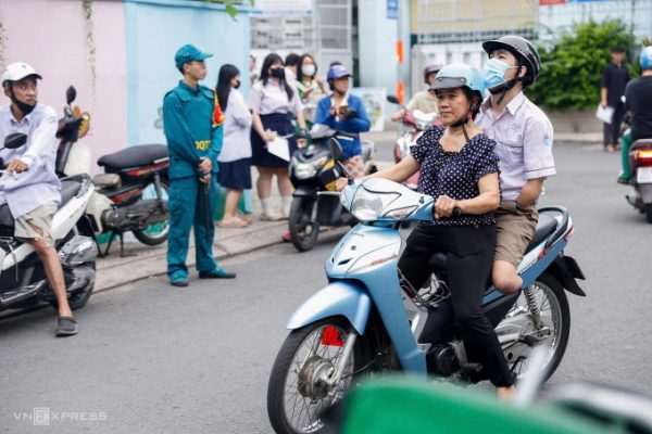 Nam sinh cụt tứ chi quyết tâm tự viết bài thi tốt nghiệp