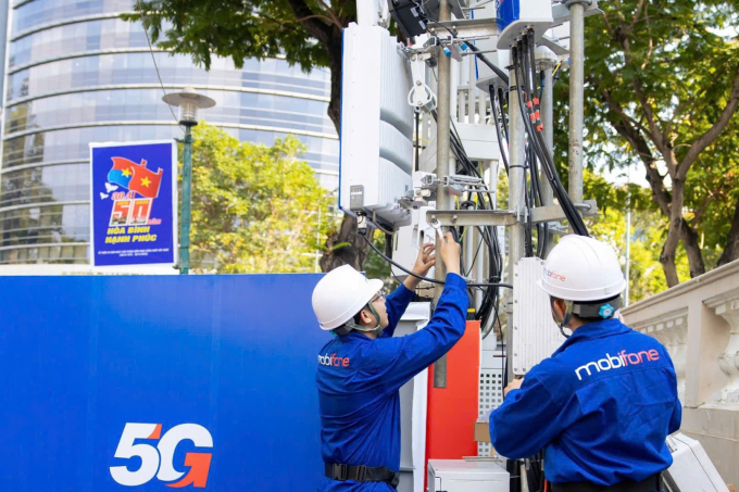 Nhân viên kỹ thuật kiểm tra trạm phát sóng di động 5G trước lễ diễu binh mừng ngày 30/4 tại TP HCM. Ảnh: NVCC