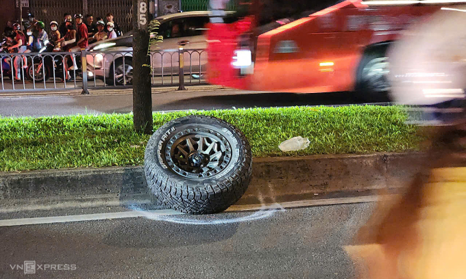 Một bánh xe văng ra giữa đường, cách vị trí ôtô dừng sau tai nạn gần 50 m. Ảnh: Đình Vui