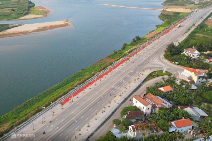 Người dân phơi ớt trên vỉa hè đoạn đường nam sông Trà Khúc (nay là đường Trường Sa được đánh giá là tuyến đường cảnh quan đẹp nhất thành phố. Ảnh: Thanh Lam