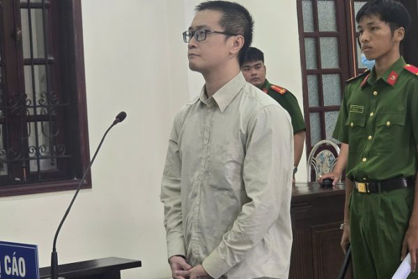 Lĩnh án vì đánh gục bạn gái ở quán cà phê