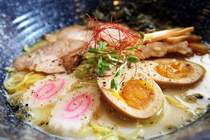 Một bát ramen với thịt lợn và trứng. Ảnh: May Tse