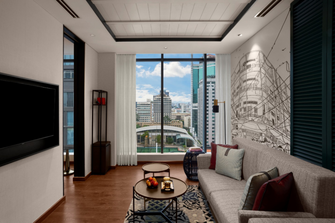 Phòng suite với bức tranh tường vẽ tòa nhà cũ và những đường dây điện chồng chéo - một trong những nét đặc trưng của Sài Gòn xưa. Ảnh: Hotel Indigo Saigon The City
