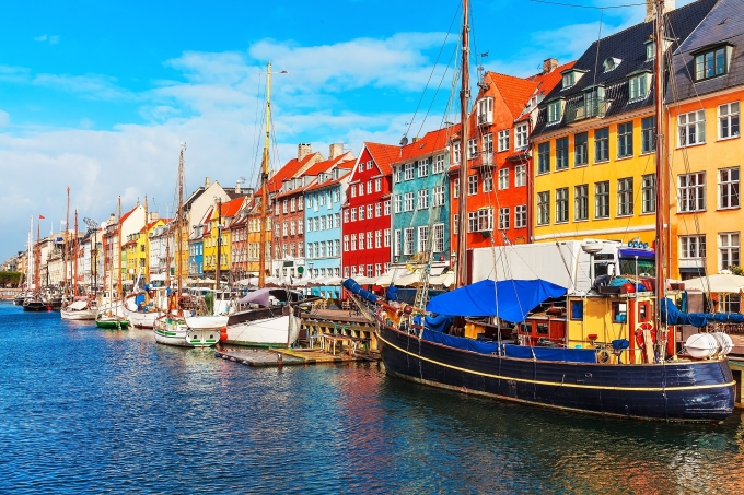 Khu phố Nyhavn nổi tiếng với những ngôi nhà màu sắc ven sông ở Đan Mạch. Ảnh: Expedia