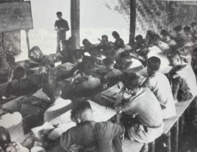 Khung cảnh một buổi học tại trường. Ảnh: Sách Trường dạy làm báo Huỳnh Thúc Kháng