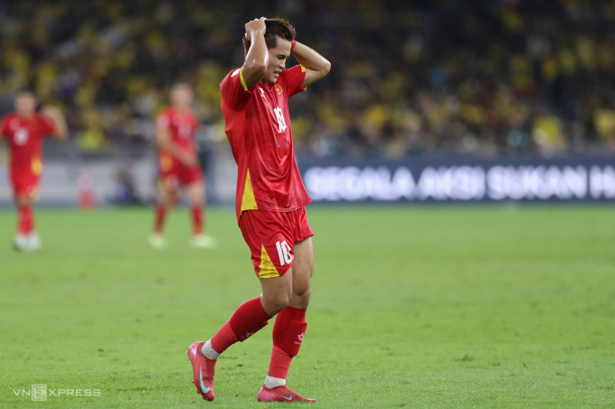 Tiền đạo Phạm Tuấn Hải tiếc sau khi Việt Nam thua Malaysia 0-4 ở loại cuối Asian Cup 2027, tối 10/6. Ảnh: Hai Tư