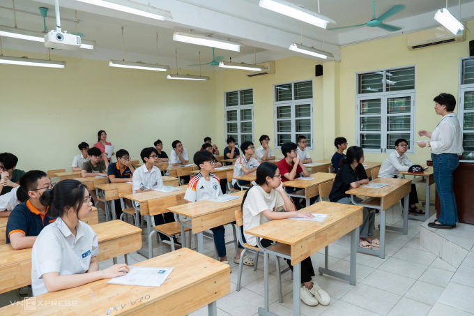 Thí sinh Hà Nội được phổ biến quy chế thi lớp 10, sáng 6/6. Ảnh: Tùng Đinh