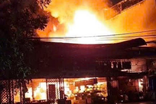 Cháy nhà hàng hải sản: Khách tháo chạy trong đêm