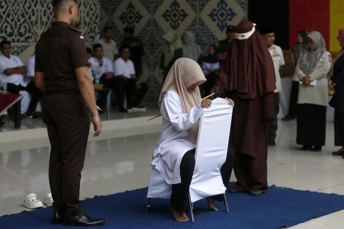 Người phụ nữ ngoại tình phải chịu án roi ở Aceh, Indonesia, ngày 4/6. Ảnh: ST