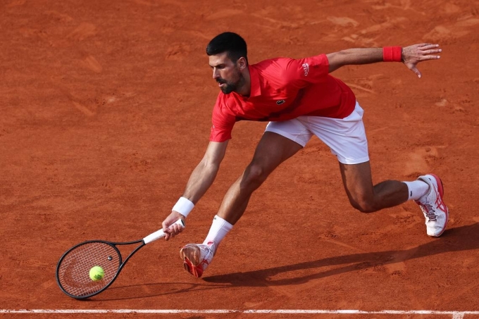 Djokovic cứu bóng trong trận gặp Norrie, trên sân Philippe Chatrier, Paris, Pháp hôm 2/6.