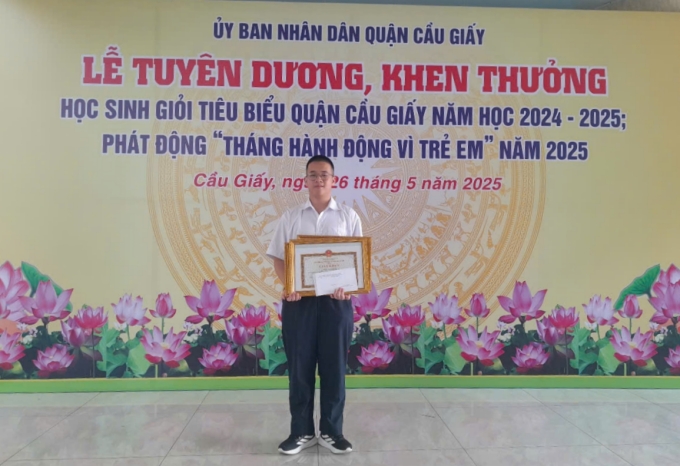 Nhật Minh được UBND quận Cầu Giấy khen thưởng vì có thành tích xuất sắc. Ảnh: Gia đình cung cấp