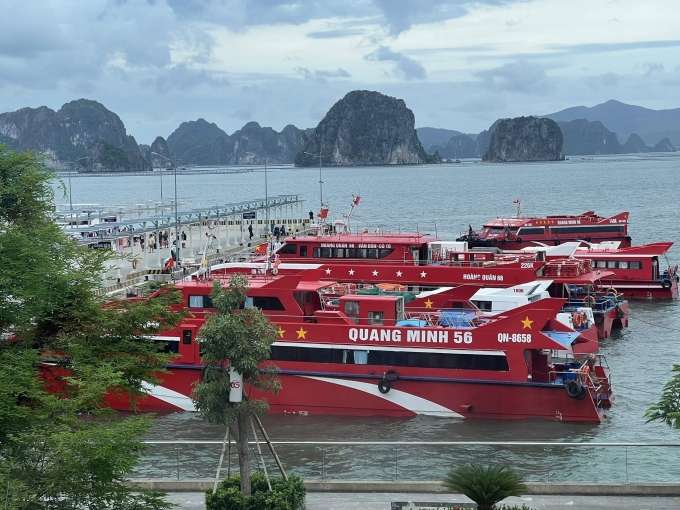 Tàu chở khách ra đảo đỗ ở cảng Ao Tiên. Ảnh: Phương Anh