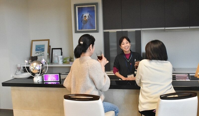 Một buổi tư vấn, chia sẻ kinh nghiệm cai rượu dành cho phụ nữ ở bệnh viện Sanko, Nhật Bản hồi tháng 4. Ảnh: Mainichi