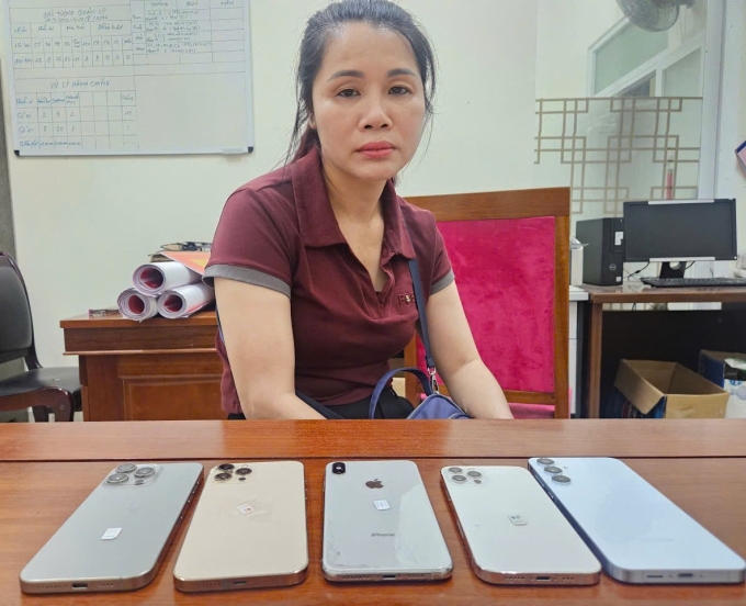 Trần Thị Nguyên cùng tang vật 5 chiếc điện thoại móc túi của người dân, du khách trong đêm lễ hội pháo hoa. Ảnh: Công an